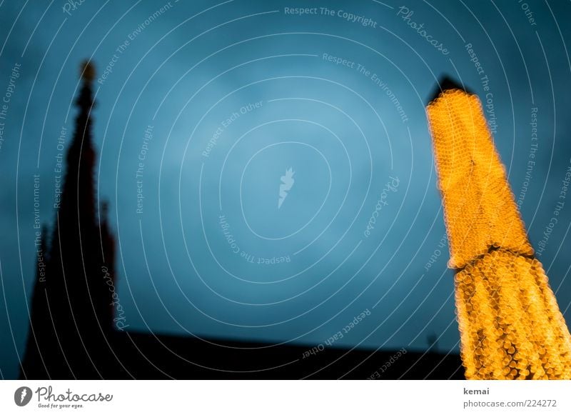 Frohe Weihnachten Feste & Feiern Kirche Turm Bauwerk Gebäude Architektur Kirchturm Kirchturmspitze Licht Lichterkette Beleuchtung leuchten glänzend blau gelb