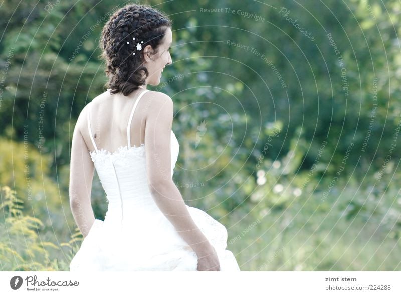 Helle Freude Hochzeit feminin Junge Frau Jugendliche 1 Mensch Sommer Brautkleid Afro-Look Lächeln Blick stehen leuchten Fröhlichkeit positiv weiß Glück