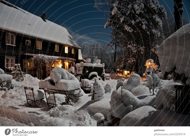 home sweet home Umwelt Natur Wolken Nachthimmel Schnee Garten Traumhaus Gebäude Architektur Landgut alt Stimmung Farbfoto Außenaufnahme Menschenleer Mondschein