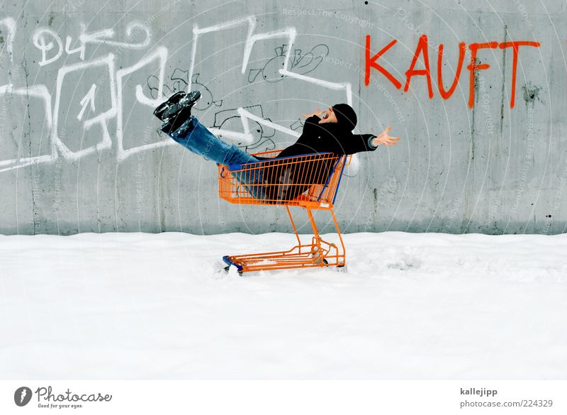 winterschlussverkauf Lifestyle kaufen 1 Mensch Winter Eis Frost Schnee Jeanshose Mantel Mütze Schriftzeichen Graffiti frei Fröhlichkeit Einkaufswagen Konsum