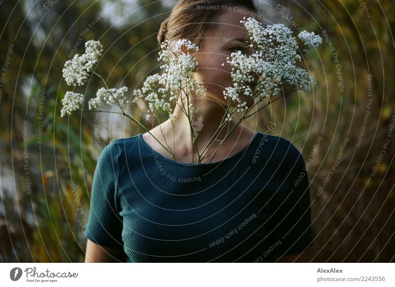 Blumenmädchen Freude schön Wohlgefühl Junge Frau Jugendliche 18-30 Jahre Erwachsene Landschaft Schönes Wetter Sträucher Seeufer Kleid brünett Stauss Blick