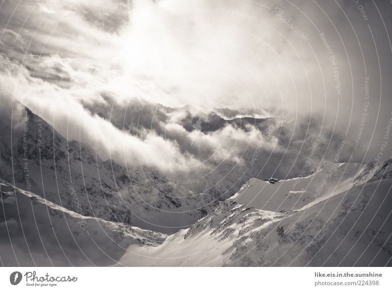 einsame berghütte mitten im nichts I Umwelt Natur Landschaft Wolken Winter Schönes Wetter schlechtes Wetter Unwetter Wind Schnee Alpen Berge u. Gebirge Gipfel