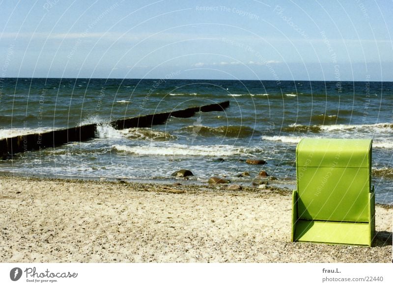 Strandkorb-Trabbi Armut Blech grün Meer Wellen Ferien & Urlaub & Reisen mehrfarbig Mecklenburg-Vorpommern Küste Leben überholt Einsamkeit standkorb Ostsee Sand