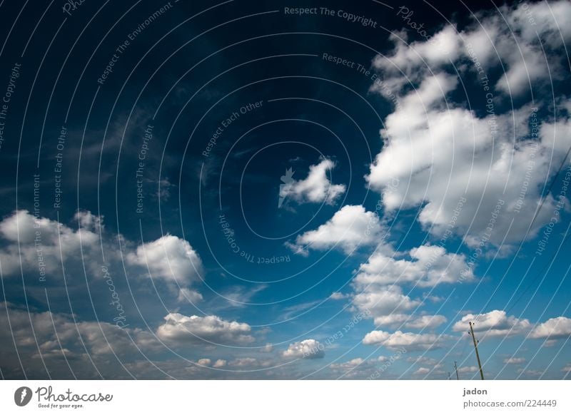 blau Ferne Freiheit Natur Luft Himmel Wolken Klima Schönes Wetter außergewöhnlich fantastisch Unendlichkeit natürlich schön ästhetisch chaotisch Umwelt Leitung