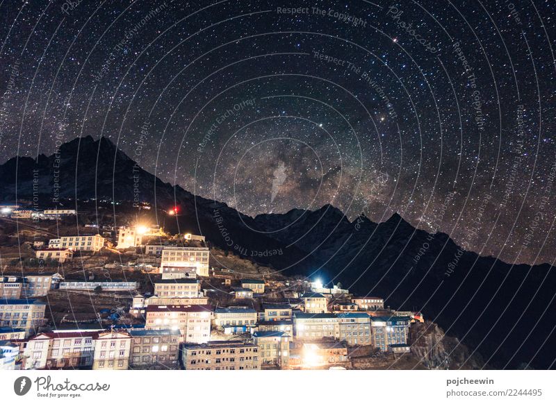 Milchstraße über Gebirgszug bei Namche Barzaar, Nepal Landschaft Erde Nachthimmel Stern Berge u. Gebirge Thamserku Asien Dorf blau mehrfarbig Milchstrasse