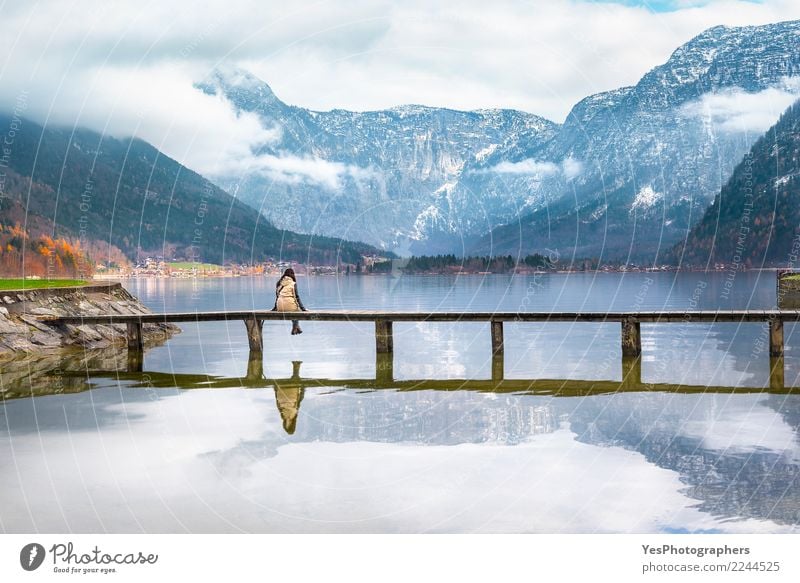 Mädchen, das auf einer Plattform über einem See sitzt Ferien & Urlaub & Reisen Tourismus Freiheit Berge u. Gebirge Mensch Junge Frau Jugendliche Erwachsene 1