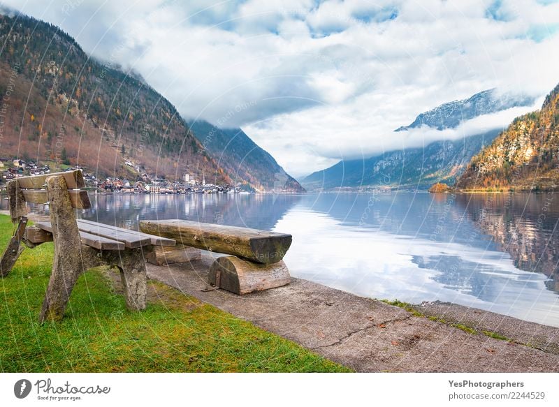 Rustikale Bänke am Seeufer ruhig Ferien & Urlaub & Reisen Tourismus Berge u. Gebirge Kultur Natur Alpen Kleinstadt Altstadt Optimismus friedlich Gelassenheit