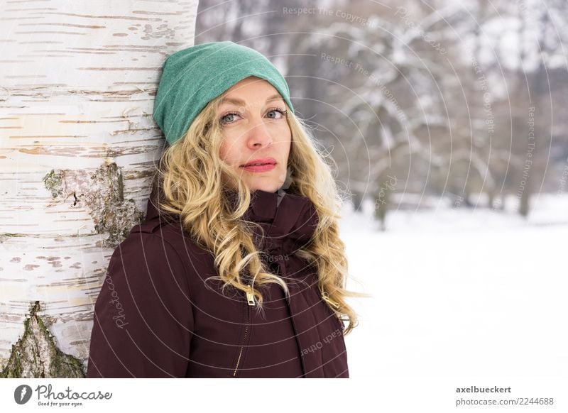 blonde Frau in winterlicher Parklandschaft Lifestyle Freizeit & Hobby Winter Schnee Winterurlaub Mensch feminin Junge Frau Jugendliche Erwachsene 1 30-45 Jahre