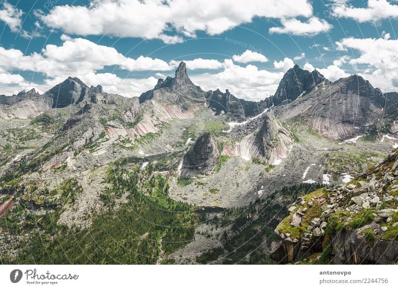 Ergaki-Bergblick Landschaft Himmel Wolken Sonnenlicht Schönes Wetter Felsen Berge u. Gebirge Blick blau mehrfarbig grün Wald hoch wandern Hügel Natur