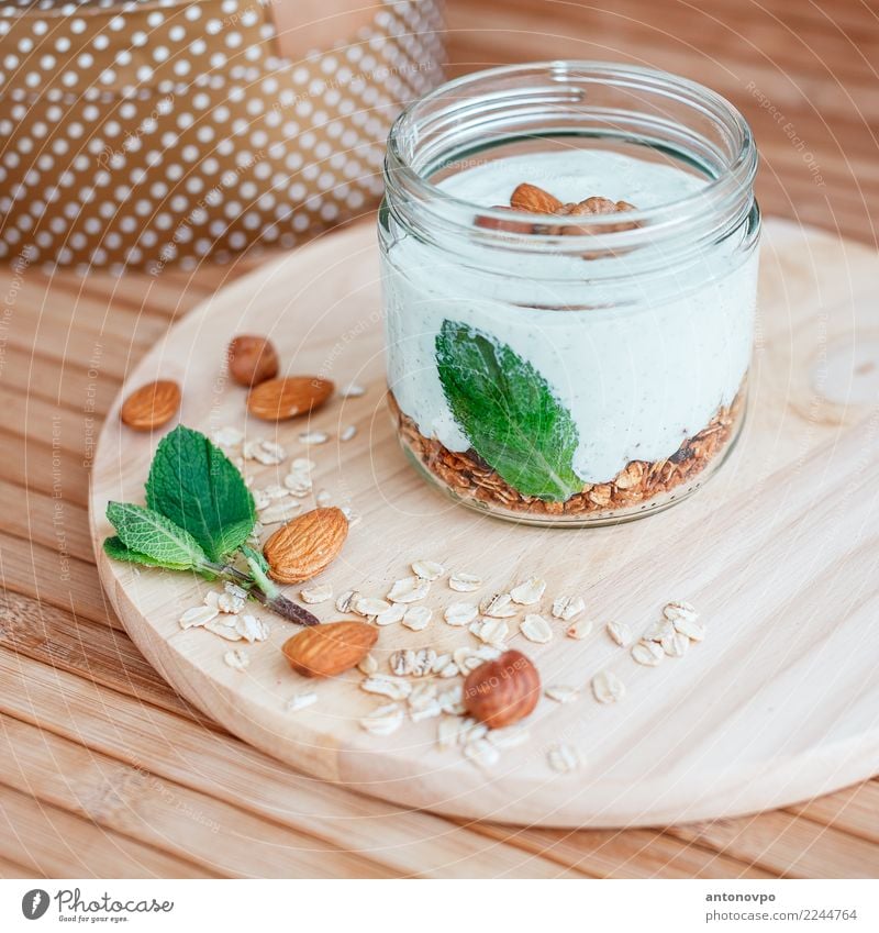 Minze Quark Smoothie mit Müsli Lebensmittel Joghurt Frucht Getreide Dessert Ernährung Essen Diät braun grün Frühstück Mahlzeit Rohkost Milchshake Holz natürlich