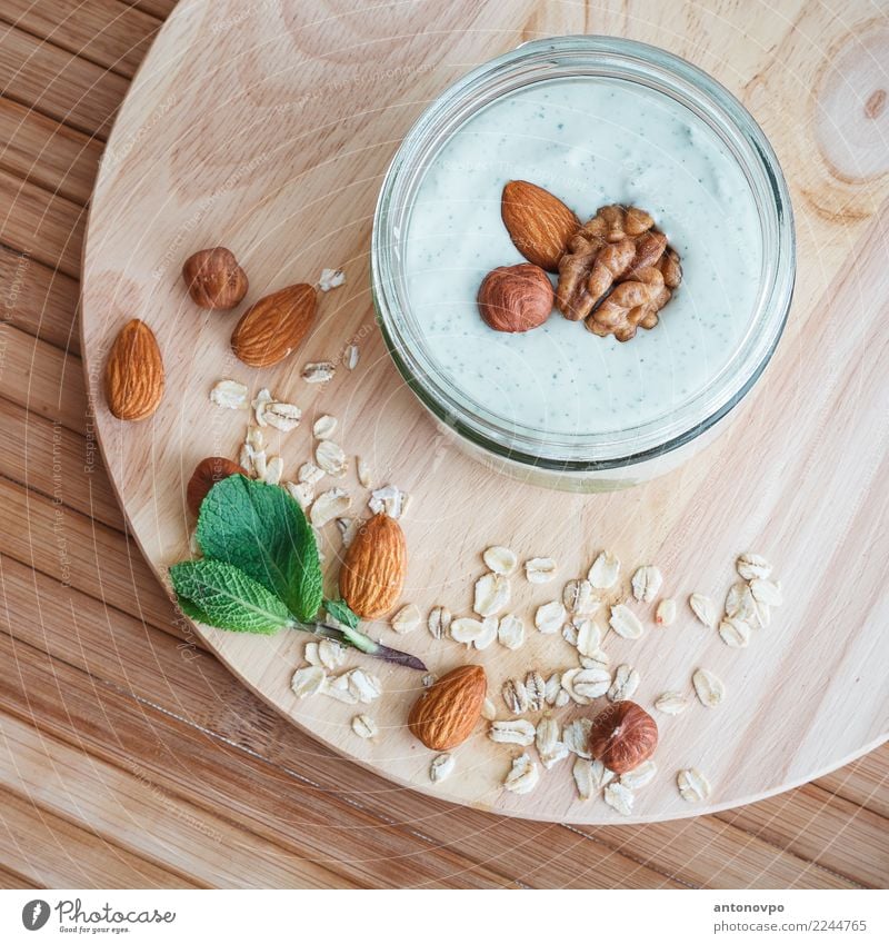 Minze Quark Smoothie mit Müsli Lebensmittel Joghurt Frucht Dessert Essen Frühstück Bioprodukte Diät Geschirr braun grün gebastelt Mahlzeit natürlich Nuss