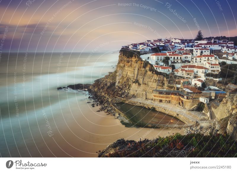 Praia das Azenhas do Mar Landschaft Himmel Wolken Schönes Wetter Felsen Wellen Küste Strand Meer Steilufer Portugal Dorf Haus außergewöhnlich maritim schön