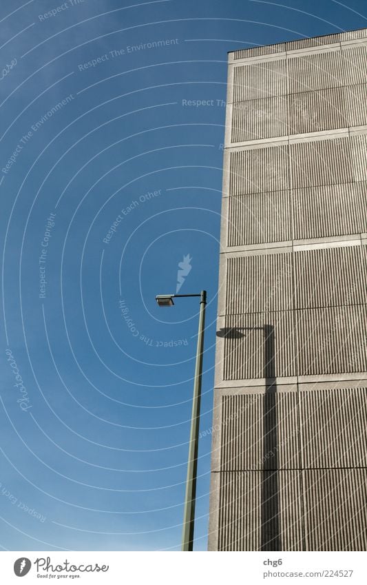 Verfolgung Haus Sommer Menschenleer Hochhaus Gebäude Mauer Wand Fassade Beton Stahl hässlich blau grau Straßenbeleuchtung Lampe Schlagschatten Farbfoto