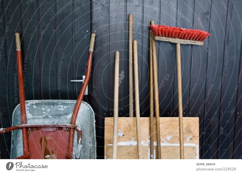 Kehrseite des Winters Gartenarbeit Baustelle Werkzeug Besen Tor Garagentor Besenstiel Schubkarre Schneeschaufel Holz Arbeit & Erwerbstätigkeit braun rot fleißig