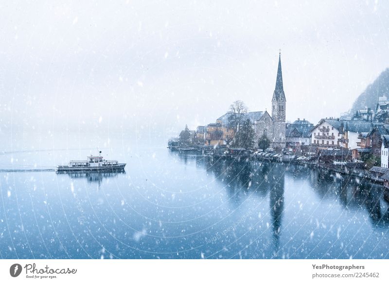 Hallstatt Stadt und ein Boot unter Schneefall Ferien & Urlaub & Reisen Berge u. Gebirge Haus Silvester u. Neujahr Klimawandel Wetter schlechtes Wetter Unwetter