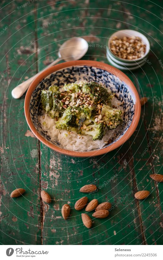 Brokkoli auf Reis Speise Salat Gemüse Gemüsegerichte Mandel kochen & garen Kochen zu Hause Vegetarische Ernährung Vegane Ernährung veganismus vegetarisch rezept