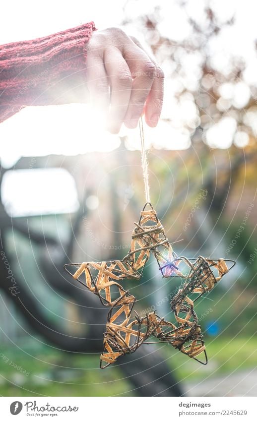 Weihnachtsstern in Händen Sonne Winter Dekoration & Verzierung Feste & Feiern Weihnachten & Advent Kind Handwerk Frau Erwachsene Ornament neu weiß Stern Halt