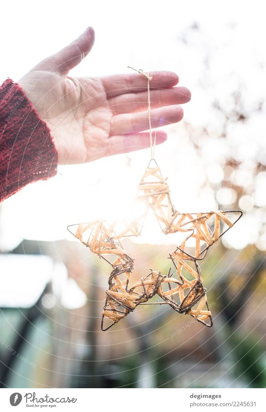 Weihnachtsstern in Händen Sonne Winter Dekoration & Verzierung Feste & Feiern Weihnachten & Advent Kind Handwerk Frau Erwachsene Ornament neu weiß Stern Halt