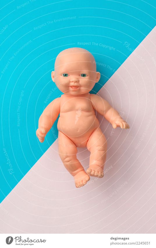 Babypuppe auf Rosa und Blau Design Haut Spielen Kind Kindheit Spielzeug Puppe Kunststoff alt sitzen nackt niedlich blau rosa vereinzelt Hintergrund Dolly Puppen