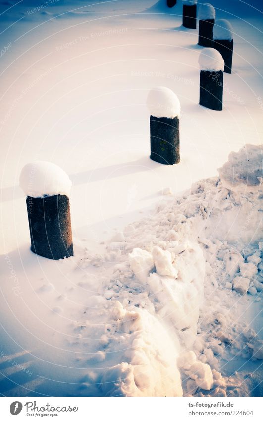 winterliche Poller-naise Umwelt Natur Landschaft Urelemente Winter Wetter Schnee Wege & Pfade kalt blau weiß Reihe bedeckt Schneedecke Schneefläche