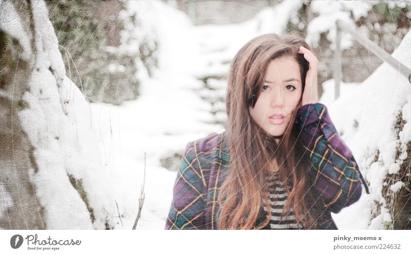 winterthoughts feminin Junge Frau Jugendliche Kopf 1 Mensch hell Sorge nachdenklich kalt Mantel Farbfoto Gedeckte Farben Außenaufnahme Blitzlichtaufnahme Winter