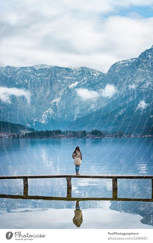 Frau auf einer Brücke die Aussicht genießend Ferien & Urlaub & Reisen Tourismus Freiheit Berge u. Gebirge Mensch Junge Frau Jugendliche Erwachsene 1 Natur See