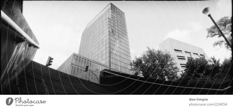 breit machen Städtereise Schönes Wetter Hamburg St. Pauli Haus Hochhaus Bauwerk Gebäude Treppe groß hoch neu Stadt schwarz weiß analog Schwarzweißfoto