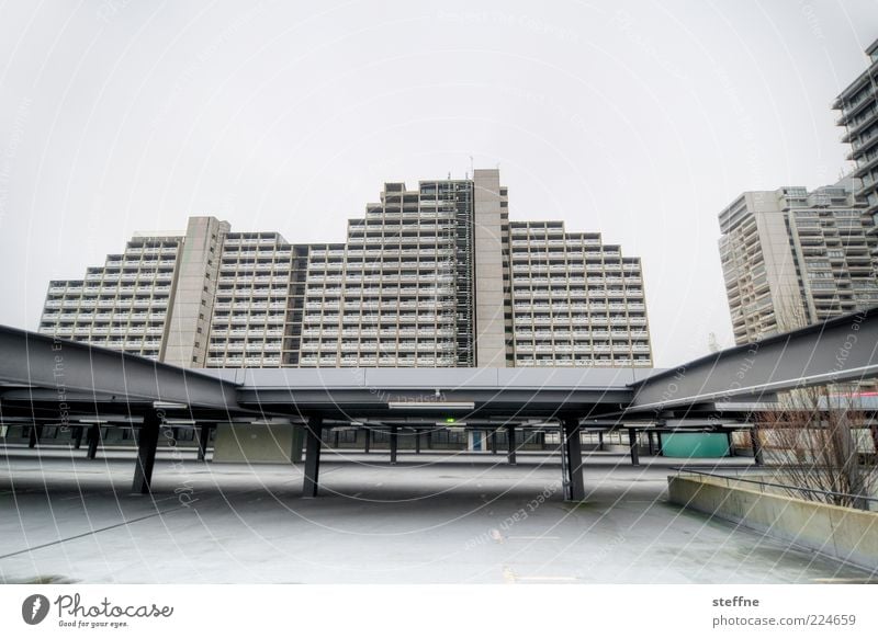 Weniger düstere Aussichten München Stadtrand Haus Hochhaus Parkhaus Fassade Beton trist grau Ausgrenzung Sozialer Brennpunkt Ghetto Gedeckte Farben