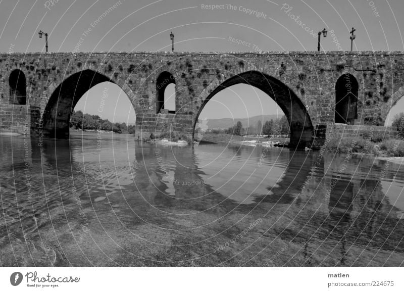 Über.fluss Menschenleer Brücke Mauer Wand historisch fließen Fluss Laterne Kruzifix Wasser ruhig Schwarzweißfoto Außenaufnahme Textfreiraum oben