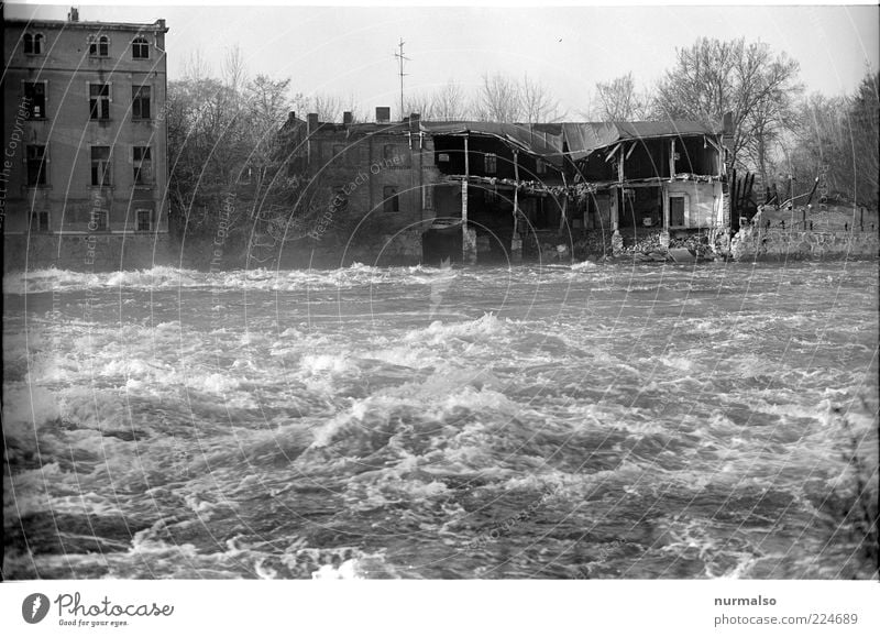 Hochwasser Wasserkraftwerk Umwelt Natur Landschaft Urelemente Klima Unwetter Nebel Wellen Flussufer Haus Hütte Gebäude nachhaltig wild Verfall Vergänglichkeit