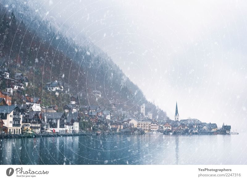 Österreichische Bergstadt unter Schneefall Ferien & Urlaub & Reisen Berge u. Gebirge Haus Silvester u. Neujahr Wetter Alpen See Kirche Gebäude frieren