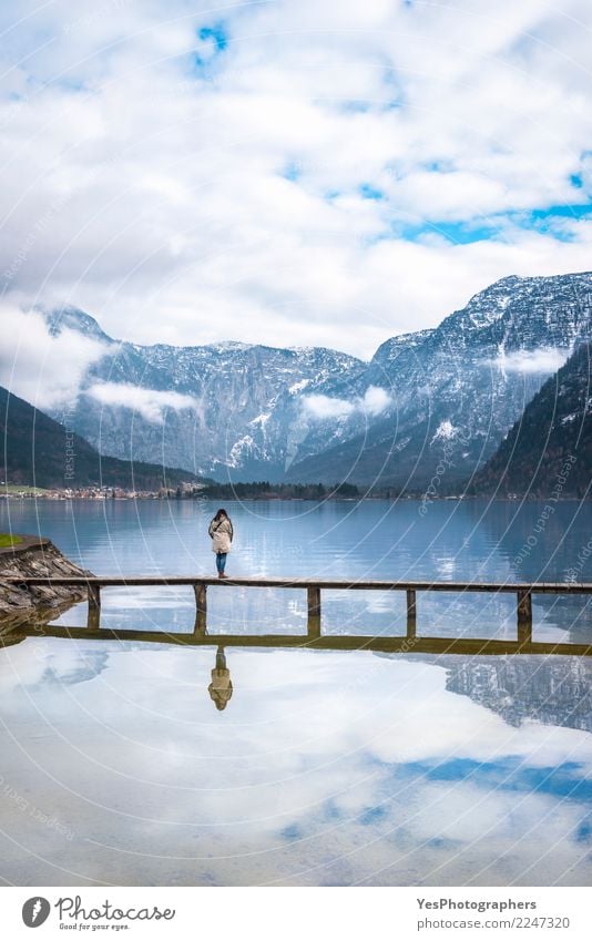 Frau, die eine alpine Landschaft genießt Ferien & Urlaub & Reisen Tourismus Freiheit Winterurlaub Berge u. Gebirge feminin Junge Frau Jugendliche Erwachsene 1