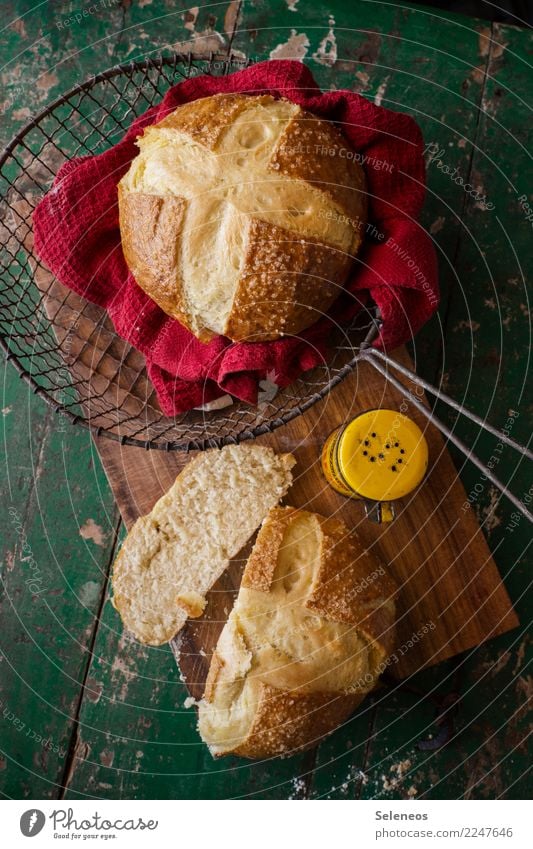 Frühstücksbrot Brot backen Laugenbrot rustikal Salz Salzstreuer Lebensmittel Ernährung Holz lecker Bäckerei Küche frisch Tisch Produkt geschmackvoll Mahlzeit