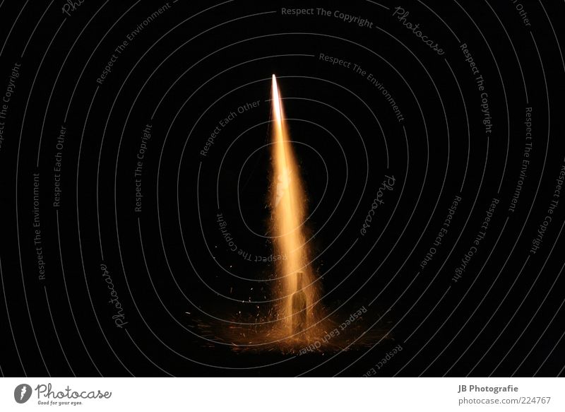 Raketenstart Silvester u. Neujahr Bewegung Neuanfang Beginn Feuerwerk Lichtschein Leuchtspur Nachtaufnahme Flasche Zischen 1 Die Korken knallen lassen