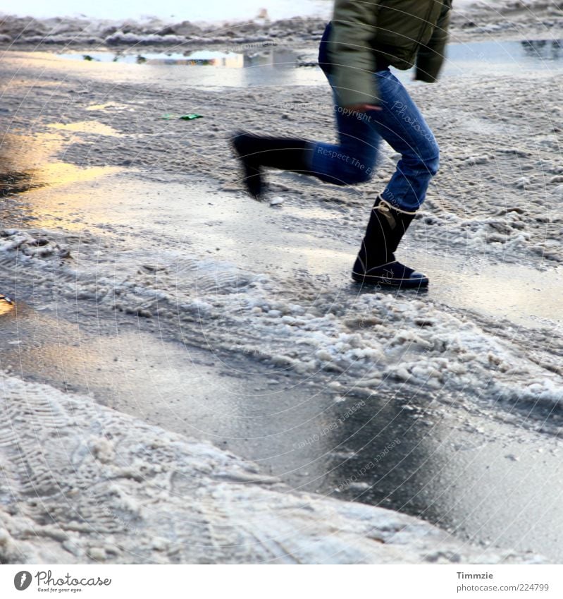 like ice in the sunshine Winter Junge Frau Jugendliche Beine Wasser Eis Frost Schnee Bewegung rennen springen glänzend Geschwindigkeit kalt rutschen