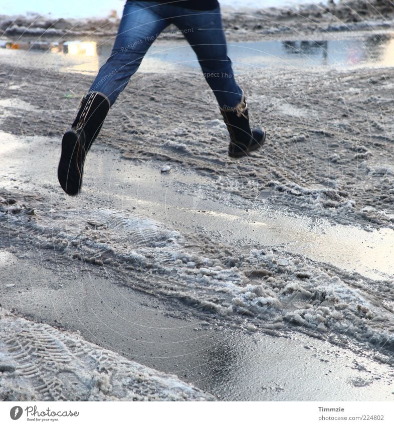 Eiswüste Junge Frau Jugendliche Beine 18-30 Jahre Erwachsene Stiefel springen Freude Lebensfreude Begeisterung selbstbewußt Leichtigkeit Kontrast