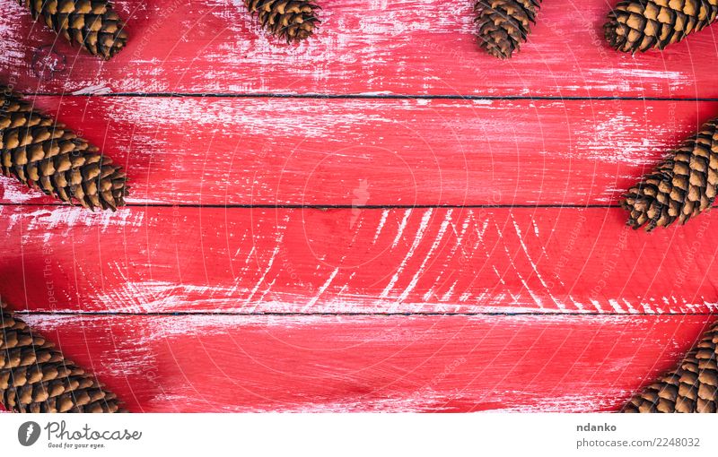 Roter hölzerner Hintergrund mit Kegeln Design Dekoration & Verzierung Tisch Weihnachten & Advent Silvester u. Neujahr Natur Holz natürlich braun rot Tradition