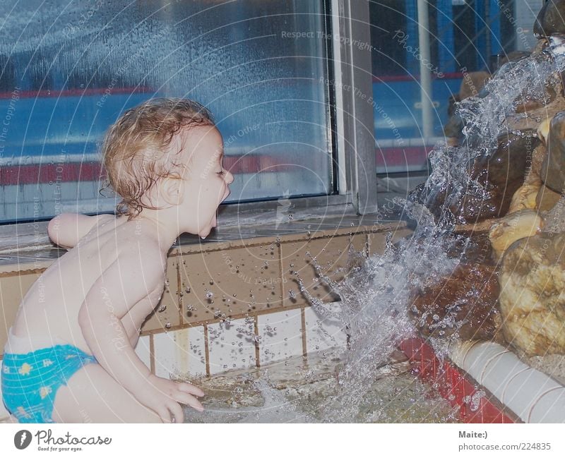 Kind. Kleinkind Junge 1 Mensch 1-3 Jahre Wasser Schwimmen & Baden Farbfoto Innenaufnahme Tag Wasserspritzer Freude Spielen spielend Badehose Wasserfontäne Mund