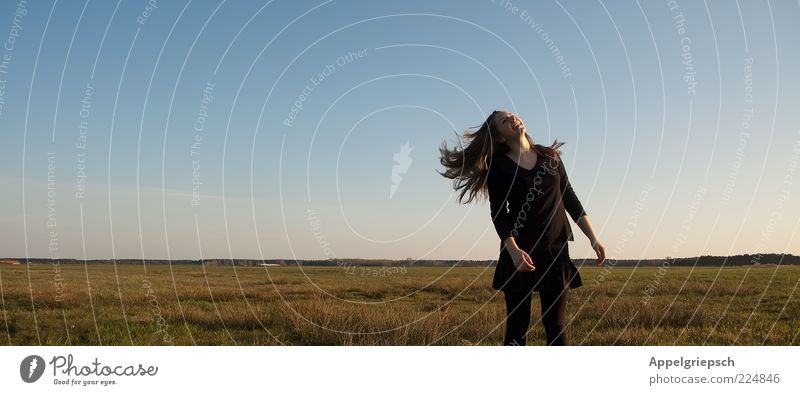 Frühlingsgefühle feminin Junge Frau Jugendliche 1 Mensch Jugendkultur Schönes Wetter Gras Feld T-Shirt Rock Strumpfhose blond langhaarig Bewegung genießen