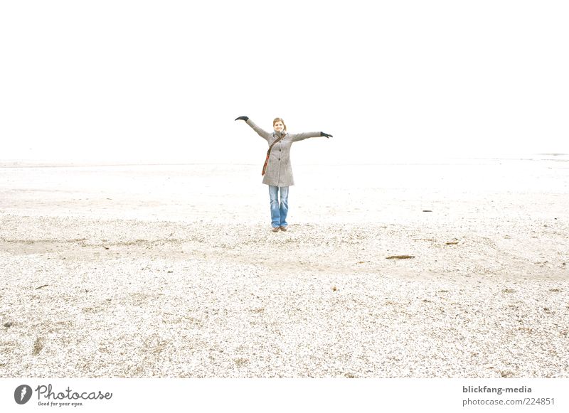 farewell Ferne Freiheit Strand Meer Junge Frau Jugendliche Erwachsene 1 Mensch 18-30 Jahre Sand Wasser Himmel Horizont Sonnenlicht Winter Jeanshose Mantel