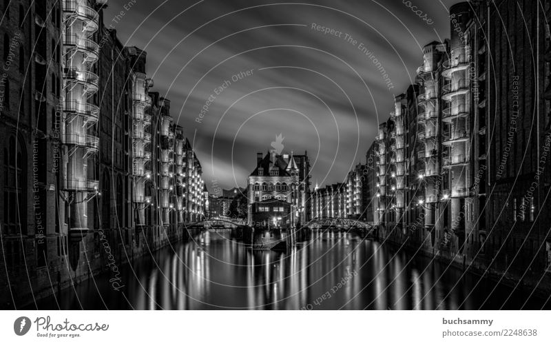 Wasserschloss Speicherstadt Hamburg in Schwarz/weiß Ferien & Urlaub & Reisen Tourismus historisch Elbe Europa Fleet Halbinsel Hansestadt Lagerhaus