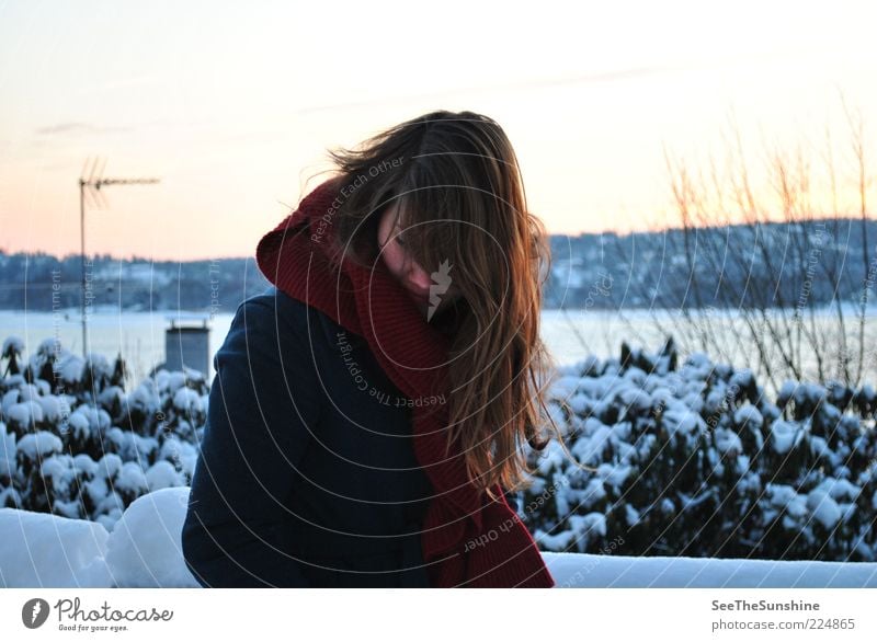 Träumen heißt die Wärme in der Kälte zu spüren. Haare & Frisuren Zufriedenheit ruhig Winter Schnee feminin Frau Erwachsene frieren träumen Stimmung kalt