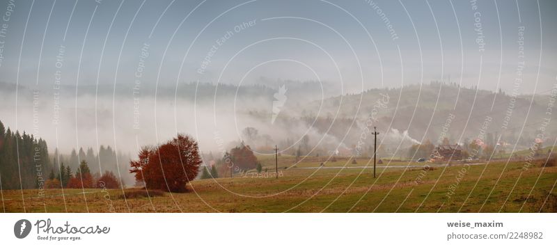 Herbstnebel im Bergdorf. Bewölktes regnerisches nebelhaftes Panorama schön Ferien & Urlaub & Reisen Berge u. Gebirge Haus Natur Landschaft Himmel Wetter