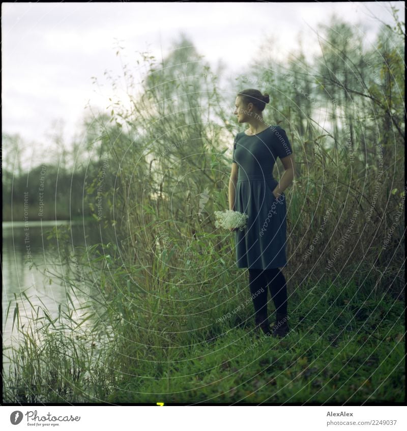 Junge Frau in petrolfarbenen Kleid am Seeufer - analoges Mittelformat Freude schön harmonisch Sinnesorgane Jugendliche 18-30 Jahre Erwachsene Natur Landschaft