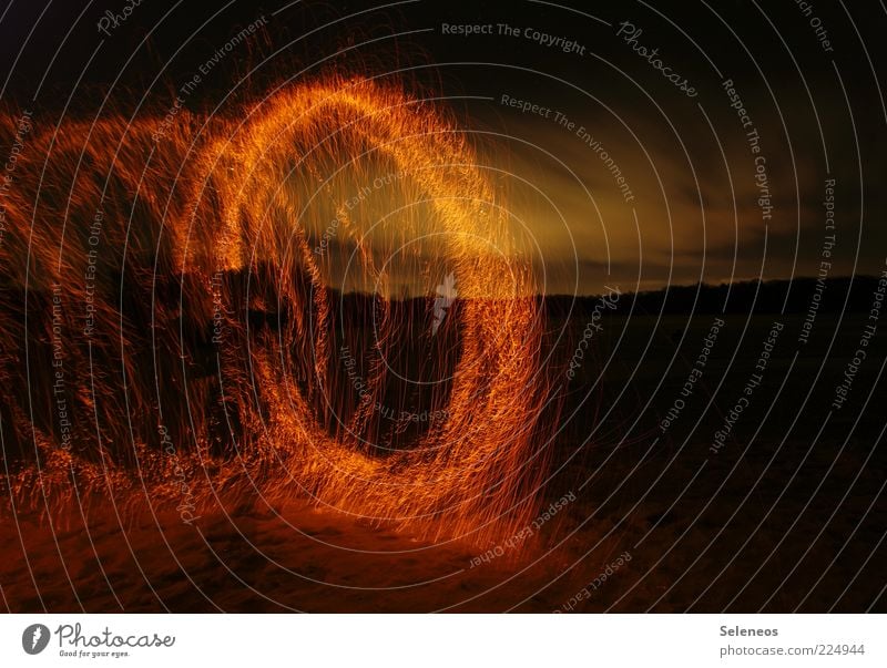 die Erde brennt Ausflug Abenteuer Umwelt Natur Landschaft Himmel Wolken glänzend leuchten Feuer Feuerwerk brennen Wunderkerze Farbfoto Menschenleer Abend