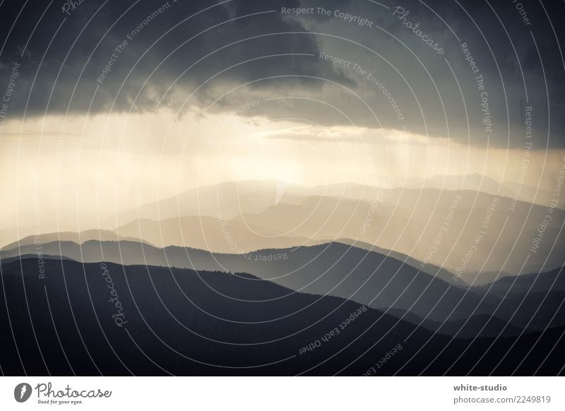 Gewitter Wolken Gewitterwolken Regen Hügel Felsen Alpen Berge u. Gebirge wandern ungemütlich Gewitterregen Schichtarbeit Ebene Farbfoto