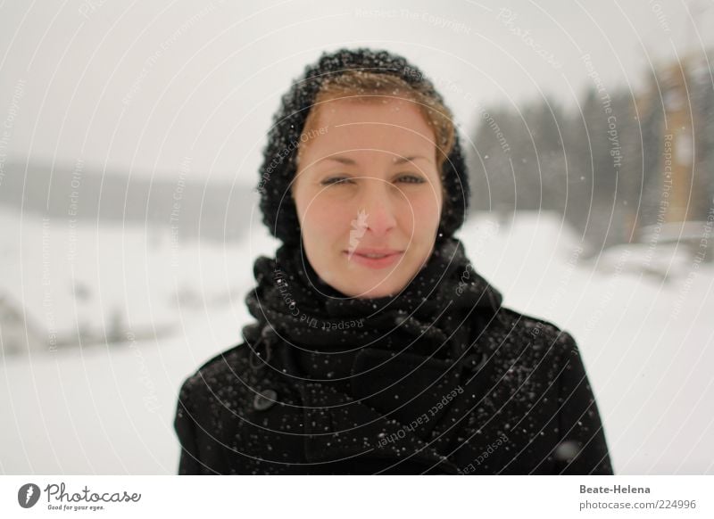 Der nächste Frühling kommt bestimmt Freude Glück Gesicht Junge Frau Jugendliche 18-30 Jahre Erwachsene Natur Winter Schnee Schneefall Fußgänger Mütze Erholung