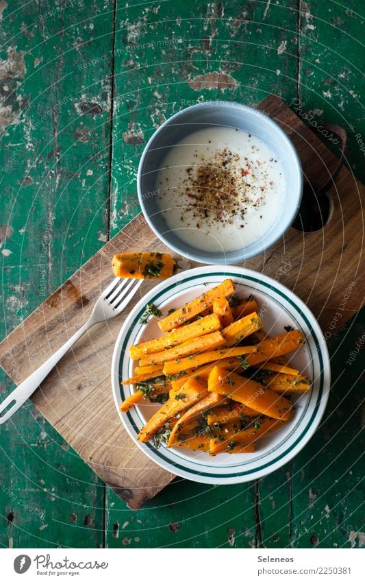 gesunder Snack Lebensmittel Joghurt Milcherzeugnisse Gemüse Möhre Petersilie Pfeffer Ernährung Essen Bioprodukte Vegetarische Ernährung Diät Fasten Teller