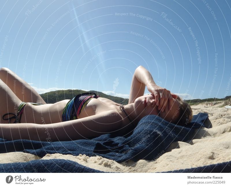 Blendende Hitze I feminin Junge Frau Jugendliche 1 Mensch Sand Wolkenloser Himmel Sonnenlicht Sommer Strand Erholung genießen heiß blau rosa Zufriedenheit