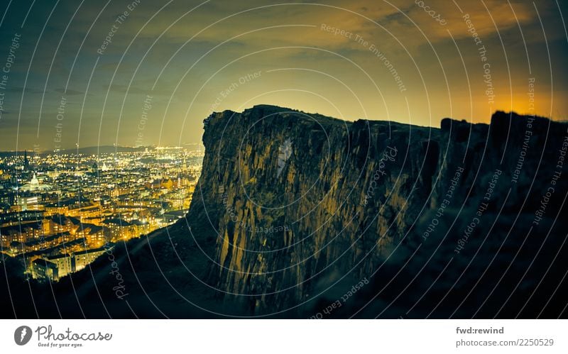 Arthur's Seat Edinburgh Tourismus Ausflug Sightseeing Städtereise Umwelt Nachthimmel Hügel Felsen Holyroodhouse Hauptstadt Stadtzentrum Skyline Menschenleer